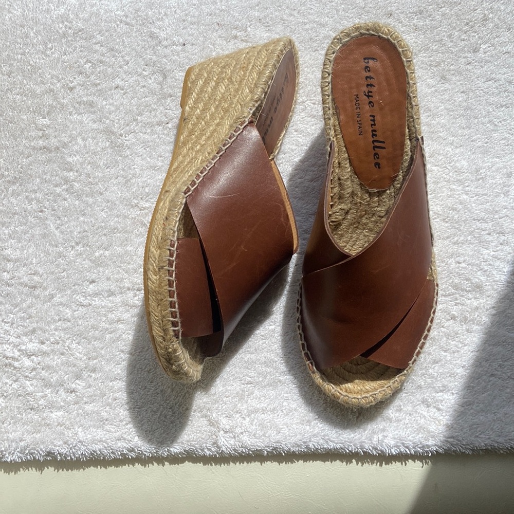 NWOT never worn Bettye Muller espadrille mule leather